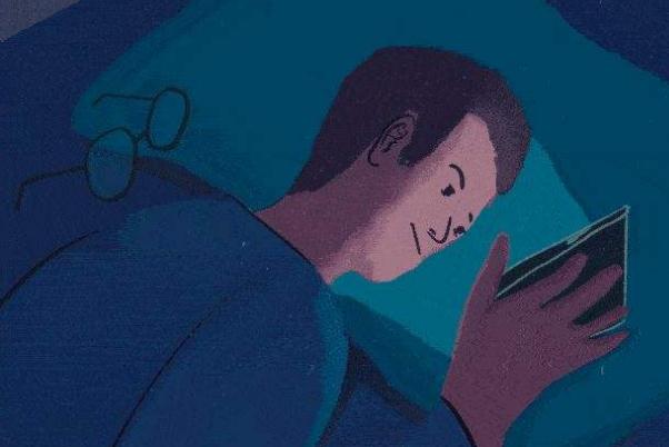 睡前玩手机8分钟兴奋超1小时 睡前玩手机会影响睡眠