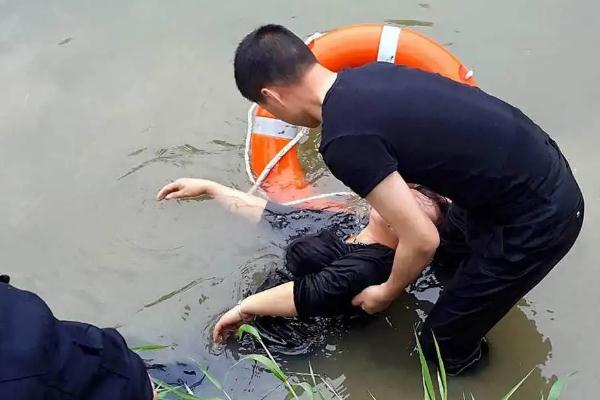 官方通报1人跳河5人施救共5人溺亡 溺水后岸上急救办法