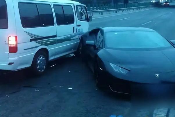 面包车撞上兰博基尼被索赔190万 兰博基尼是哪个国家的