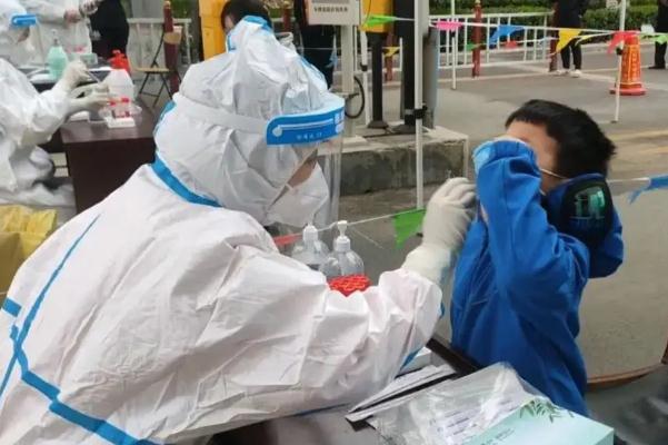 核酸点多人共用棉签采样？当地回应 核酸检测的棉签是普通棉签吗