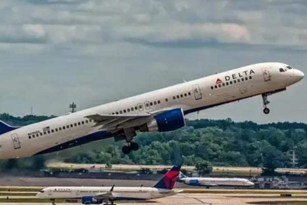 美一波音飞机挡风玻璃破裂紧急降落 飞机挡风玻璃为什么会碎