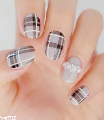 2022奶奶灰跳色美甲图片 自带高冷气场的奶奶灰美甲