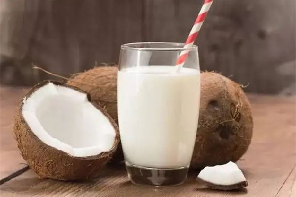 椰子水有点酸正常吗 椰子水为什么是酸的