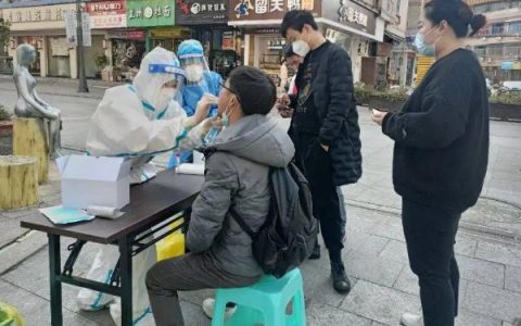 我在麦长青广州的一个核酸检测站做志愿者。核酸检测呈阴性。为什么卫生代码是黄色的？