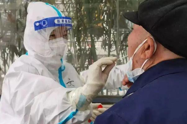 阳性老人求救居委干部回应“失控” 新冠肺炎阳性什么意思