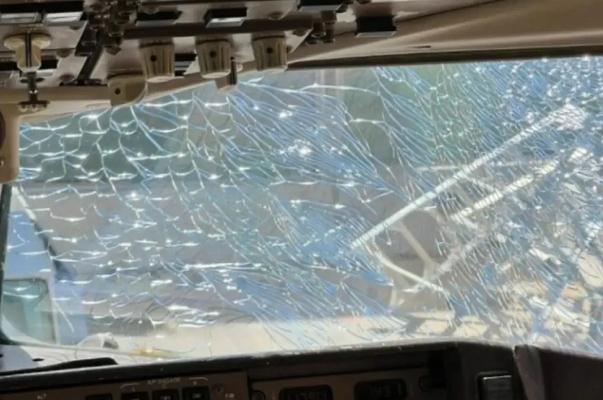 美一波音飞机挡风玻璃破裂紧急降落 飞机挡风玻璃为什么会碎