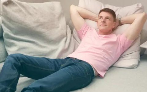 一直赖在床上，男子躺5小时不起被妻子缝在沙发上 赖床什么意思