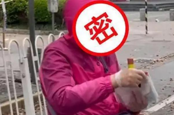 患癌阿姨步行去化疗途中大哭求助 癌症化疗是怎样的一个过程 患癌阿姨步行去化疗途中大哭求助 癌症化疗是怎样的一个过程