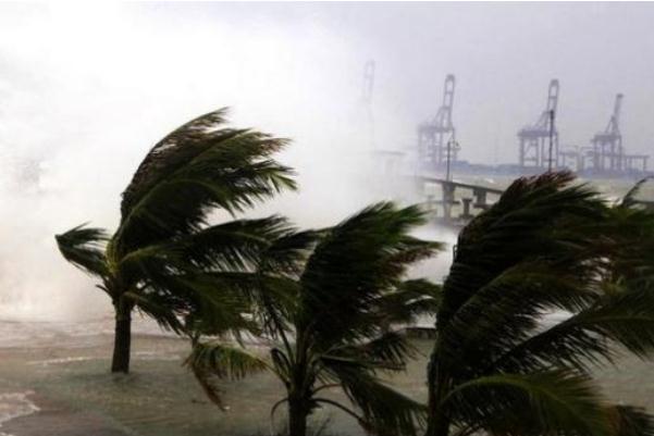 重庆小伙被大风吹起离地近三米 大风会把玻璃吹破吗