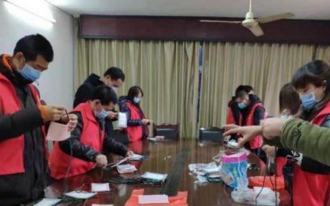 被扣志愿者要多大年龄才能卖麻辣烫当女志愿者？