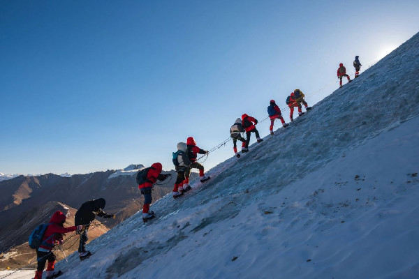男子爬山以为捡到秤砣结果是手雷 爬山要注意哪些事项