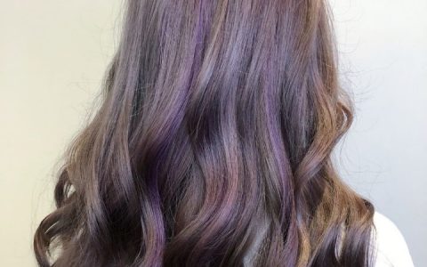 2020染什么颜色头发显皮肤白显年轻，黄皮肤适合什么颜色的头发显白2020