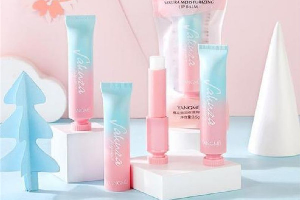 唇膏对嘴唇干裂有用吗 唇膏对引起唇炎吗