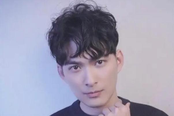 2022男士最流行发型颜色