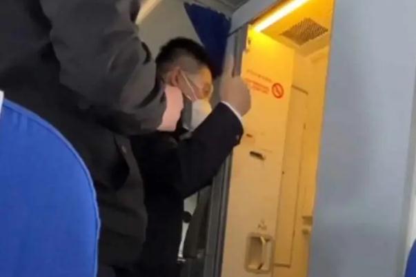 航班将落地女子洗手间化妆不出来 飞机落地前一定要放油吗