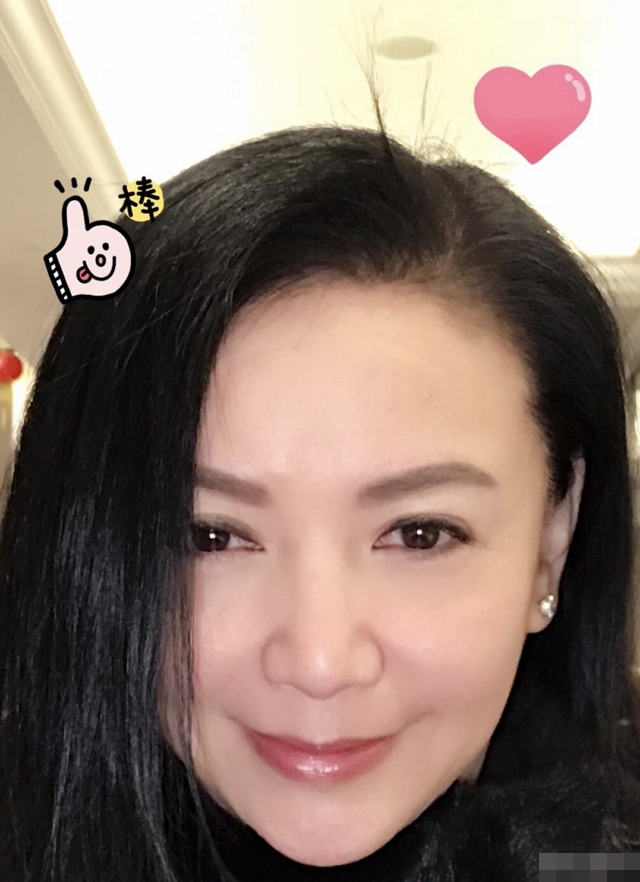 梁朝伟旧爱曾华倩近日曝光56岁的她美貌依旧同框的小情人如姐弟