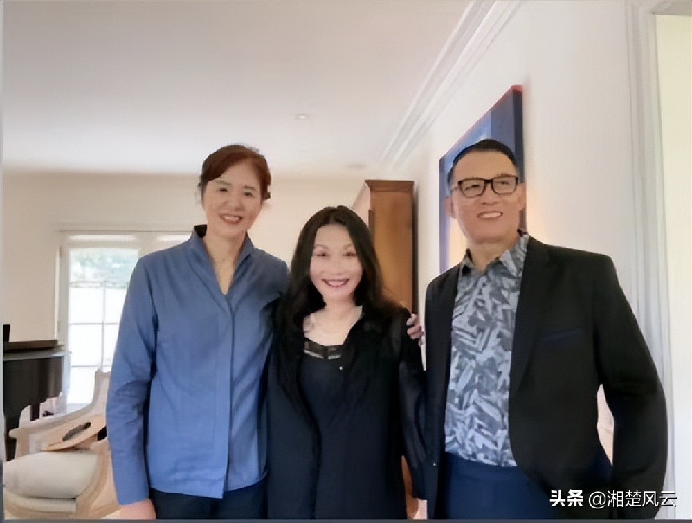 郎平一家与谷爱凌母女相聚,两家一起合影,郎导:是不是有点熟悉