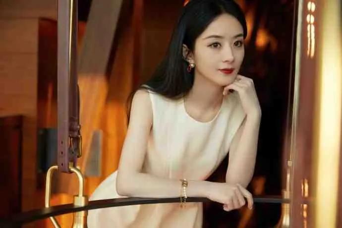 赵丽颖光影质感大片,一袭白色短裙优雅大气