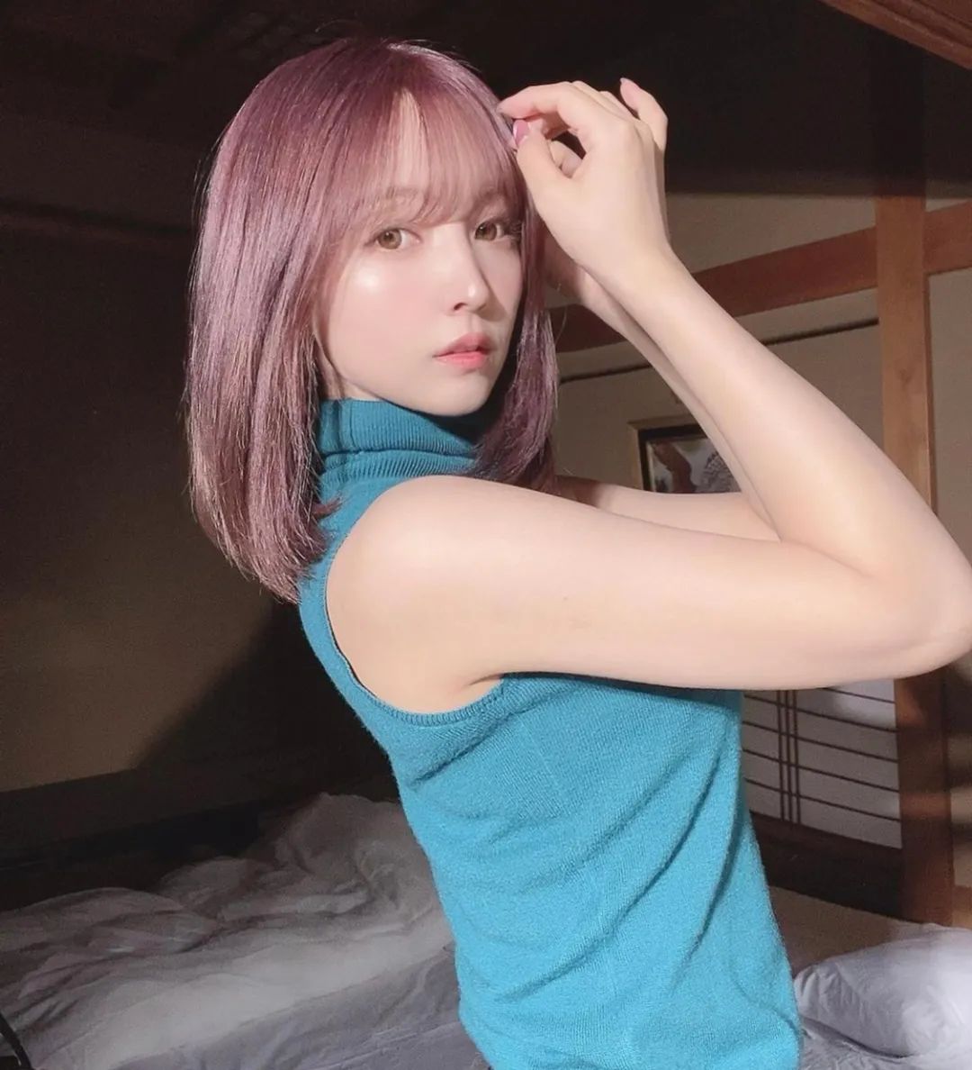 从人气爱豆一夜之间跌落谷底,当时的鬼头桃菜没少被嘲…但没想到的是