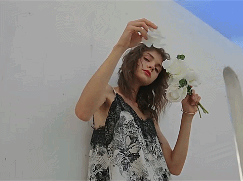 穿上这件蕾丝吊带裙，女友秒变小妖精