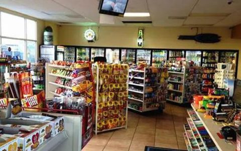 开一家小的便利店要多少钱，开个小便利店一年能挣多少钱