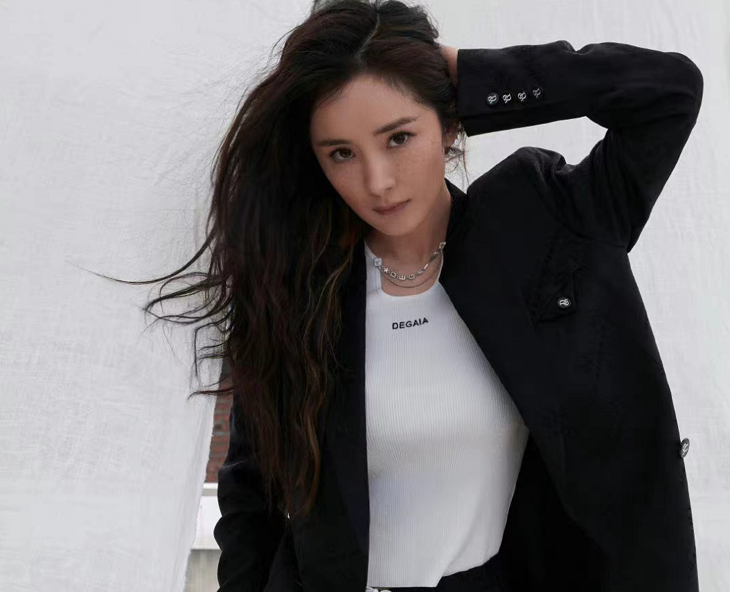 杨幂新大片身材秀得真过瘾！超短针织衫勒出S曲线，雀斑妆好惊艳