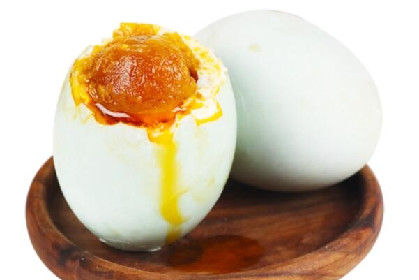 端午节喝雄黄酒和吃咸蛋的由来(端午节为什么要吃粽子喝雄黄酒)