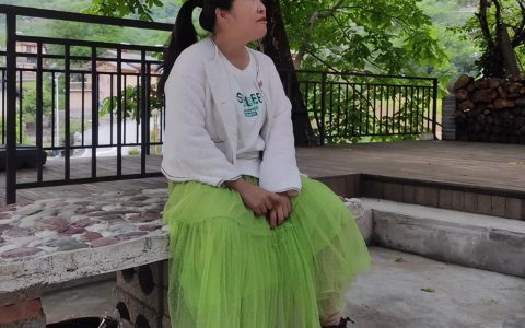 区别对待？杨云策带着妻女出门，但两人牵手的方式不同。网友：假装开心-