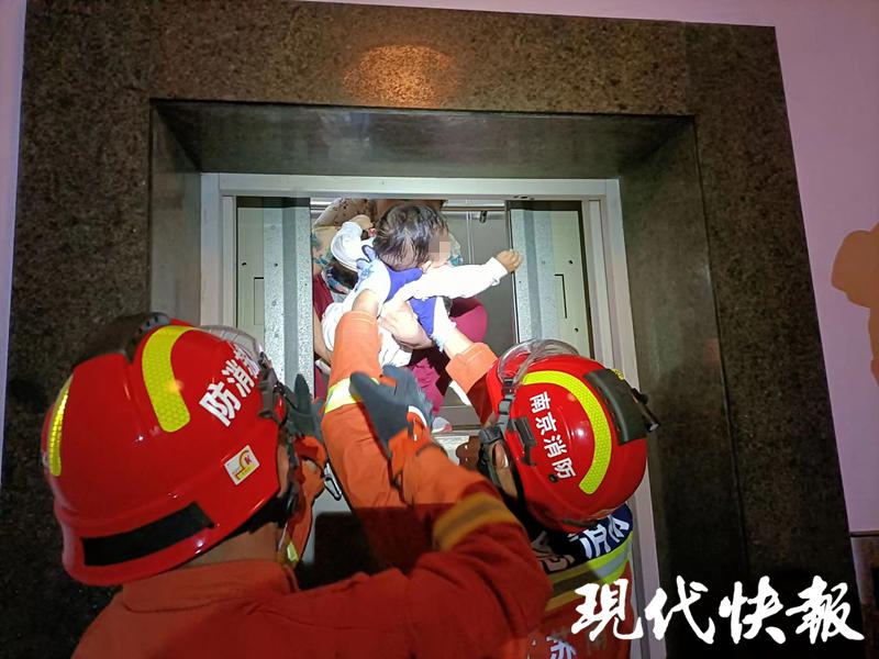 南京浦口一小区电梯困人最小仅6个月大,消防紧急救出