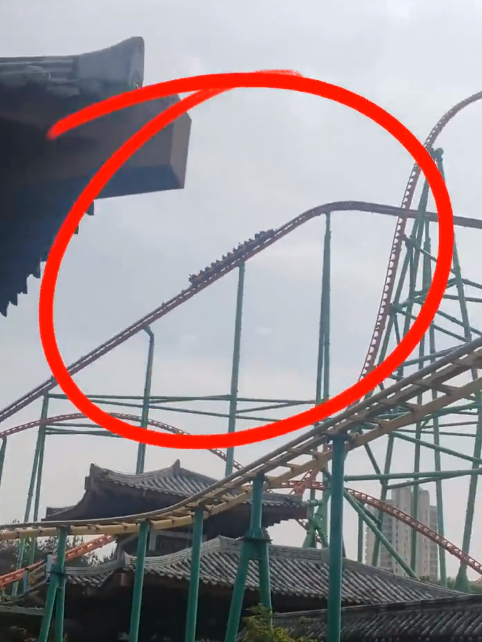 过山车故障游客被迫从77米高空走下，具体是什么情况？
