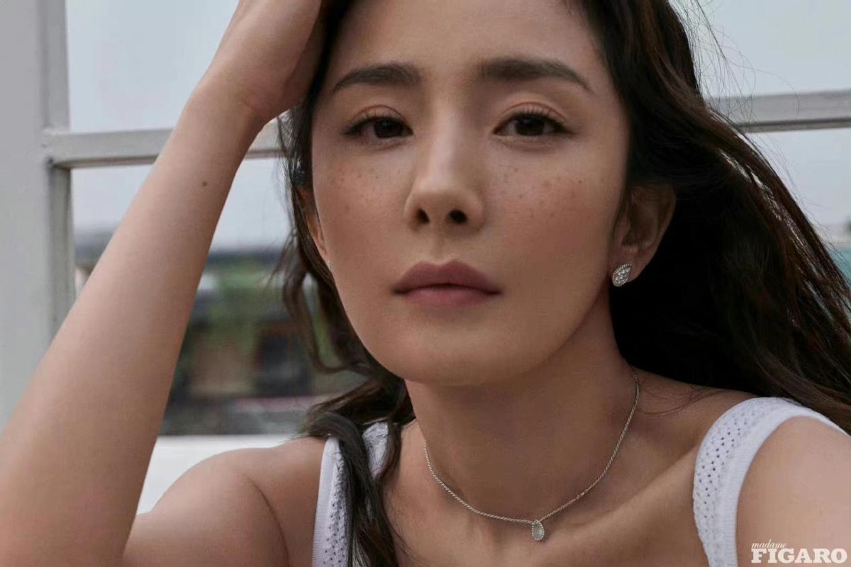 杨幂新大片身材秀得真过瘾！超短针织衫勒出S曲线，雀斑妆好惊艳