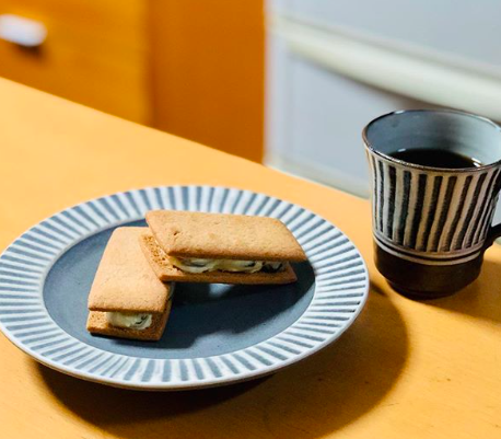 日妞午茶都爱「葡萄奶油夹心饼」酥香饼乾包覆酒渍葡萄，浓郁奶油入口即化停不了！