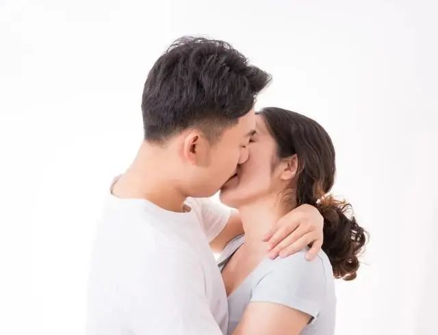 情侣在接吻时，为什么男生会情不自禁地伸舌头？单身女生来了解下