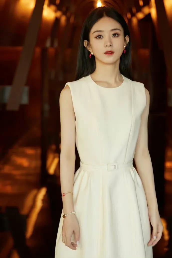 赵丽颖光影质感大片，一袭白色短裙优雅大气