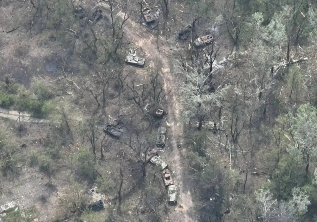 最新消息！美媒：俄装甲集群渡河被发现，大批坦克遭毁灭性打击