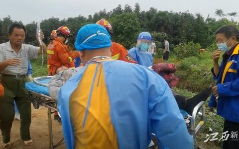 翻耕机耕地视频，旋耕机打地视频