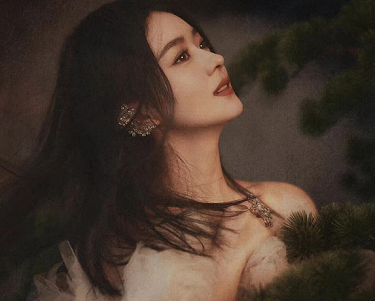 85小花颜值依旧抗打！赵丽颖爆性感剧照，抹胸超短裙秀白皙长腿，身材绝了