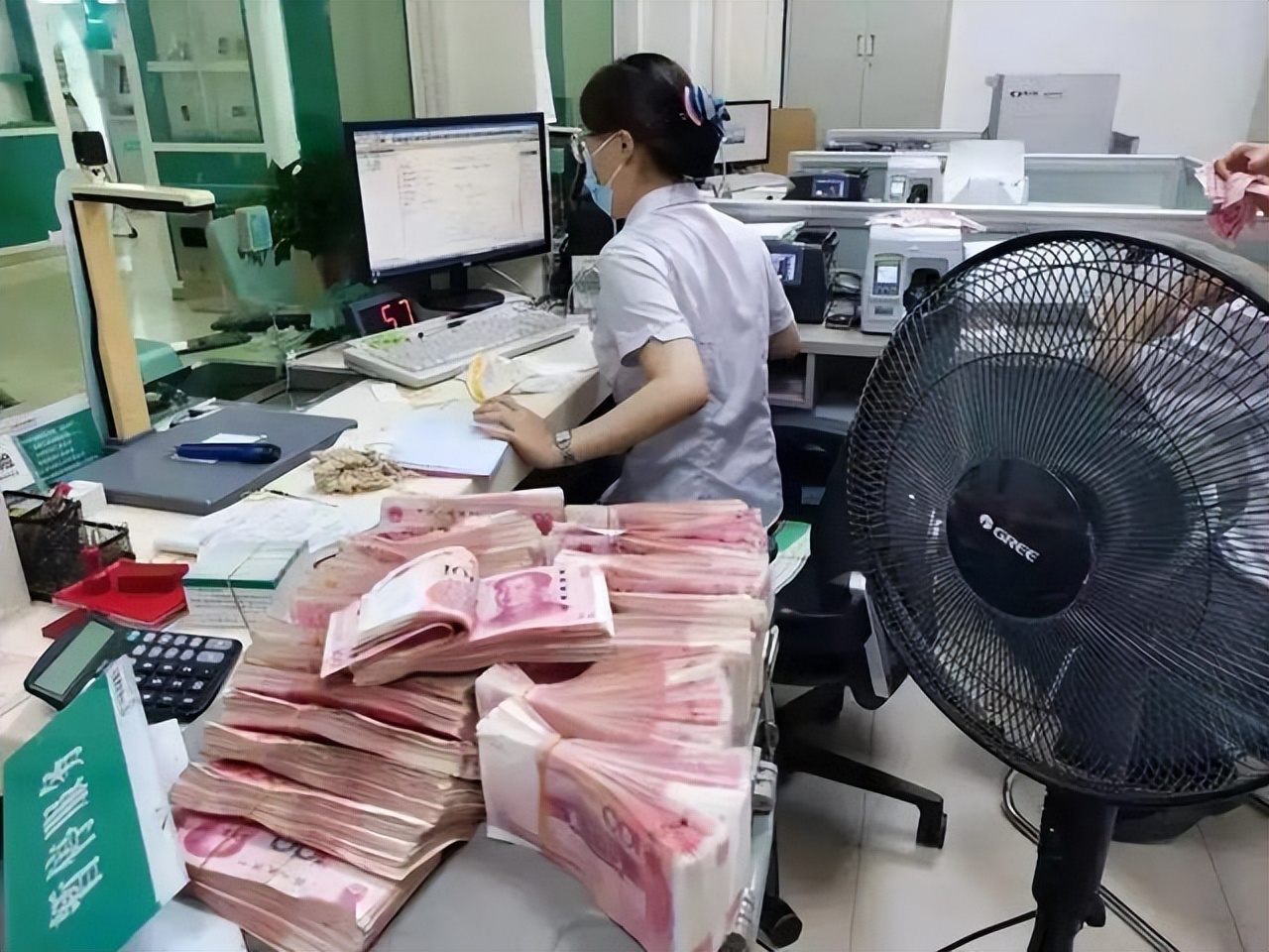 20万存银行，一天有多少利息？工作人员给出“答案”