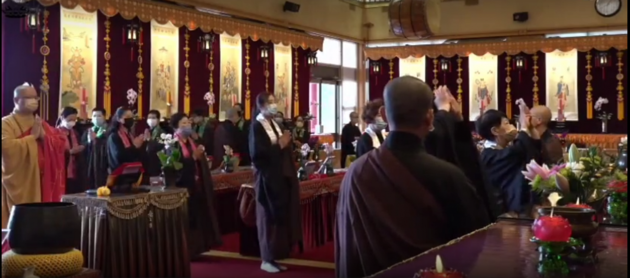 55岁王祖贤近况曝光!仙气十足气质不凡,身后紧跟带娃男子引热议