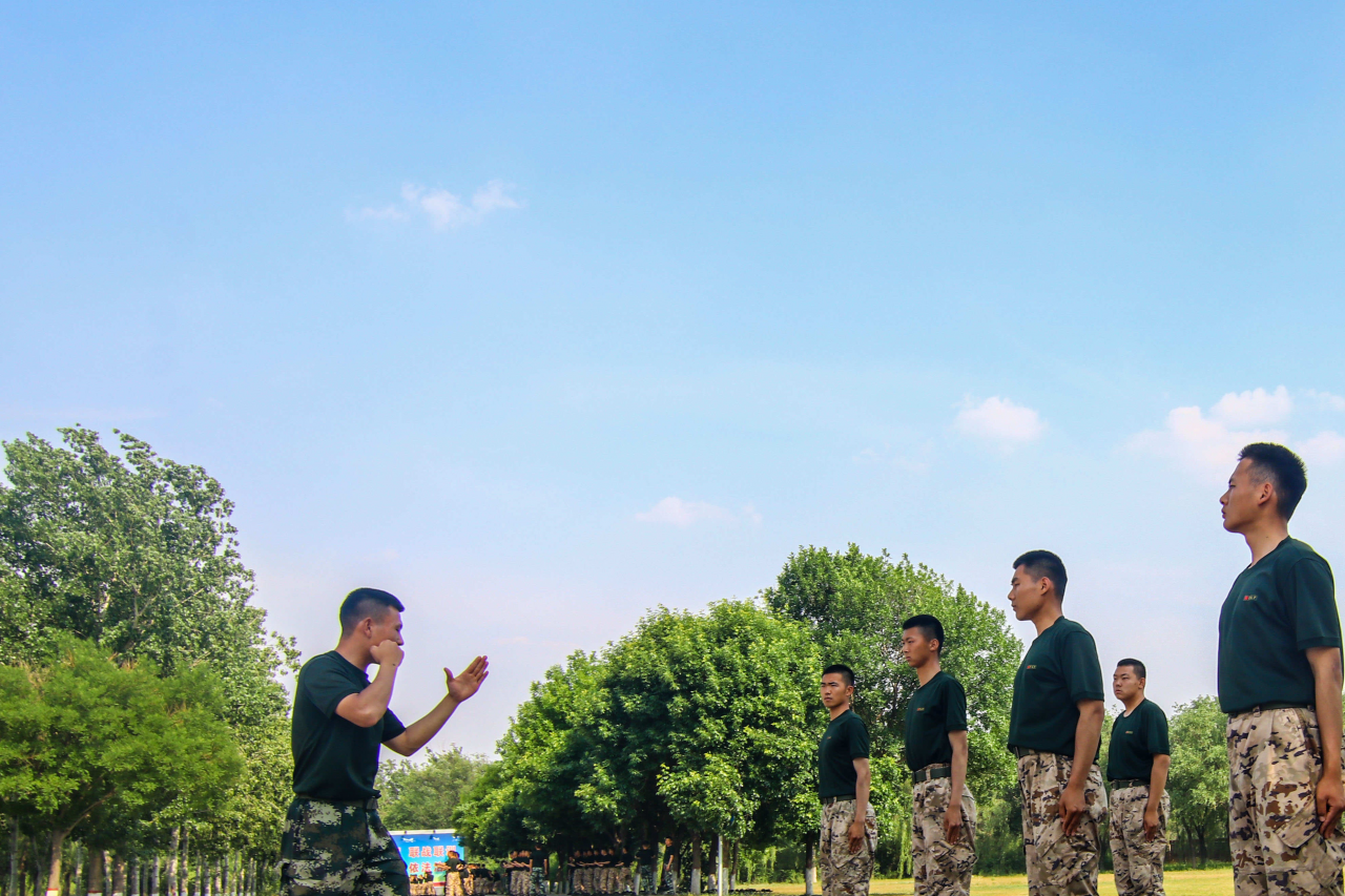 血性十足！直击武警官兵擒敌训练