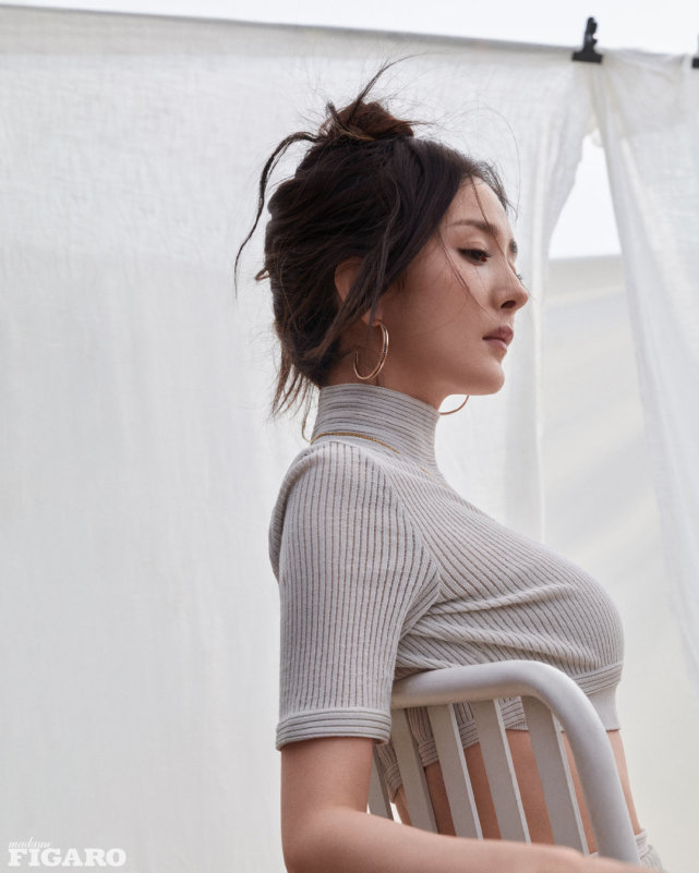 杨幂夏日慵懒大片曝光，身材窈窕有女人味，雀斑妆容难掩美貌