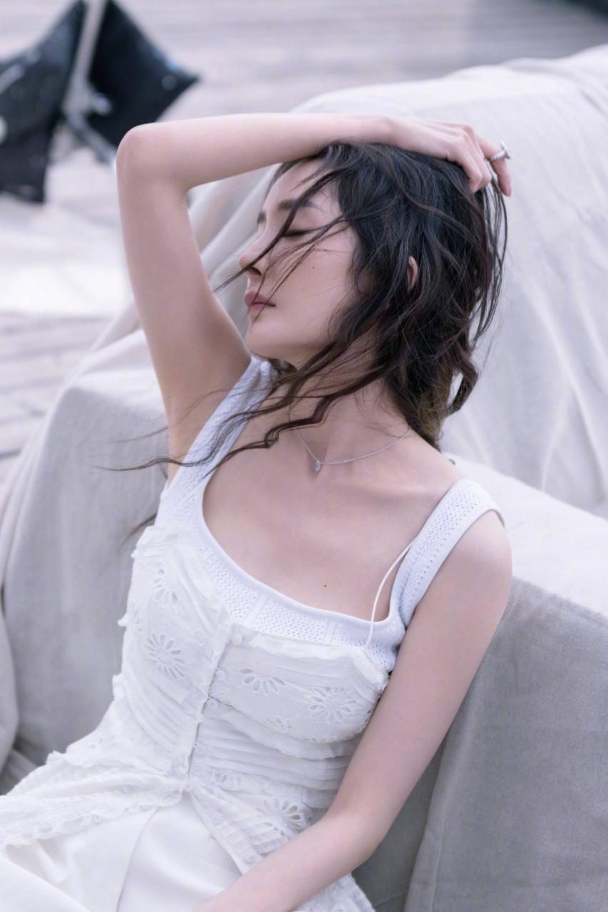 杨幂居家写真穿吊带傲人事业线吸睛 眼神慵懒熟女氛围爆棚