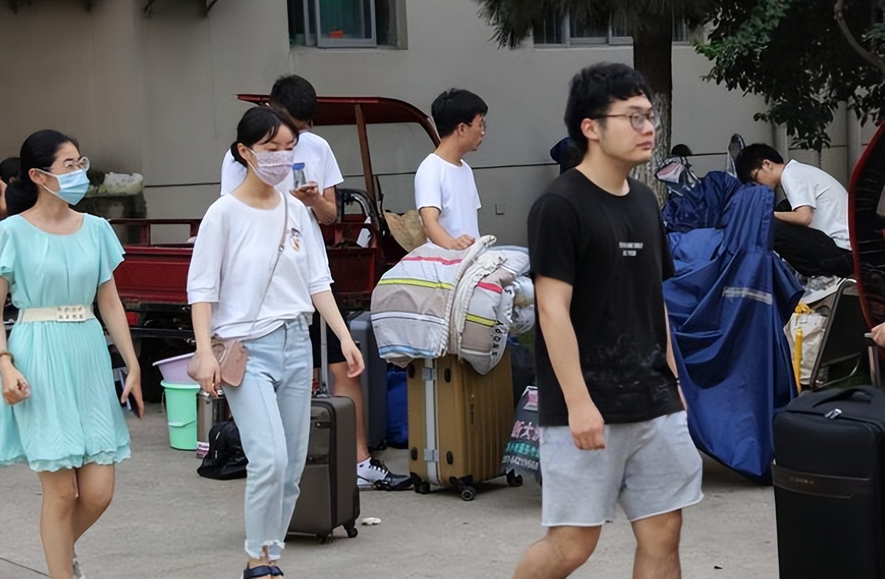 上海多所高校放假时间提前，郑州和武汉有“大动作”，隔离费全免