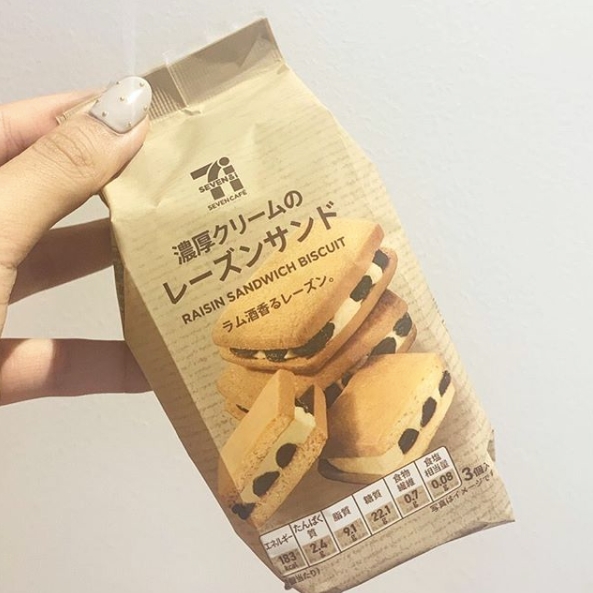 日妞午茶都爱「葡萄奶油夹心饼」酥香饼乾包覆酒渍葡萄，浓郁奶油入口即化停不了！