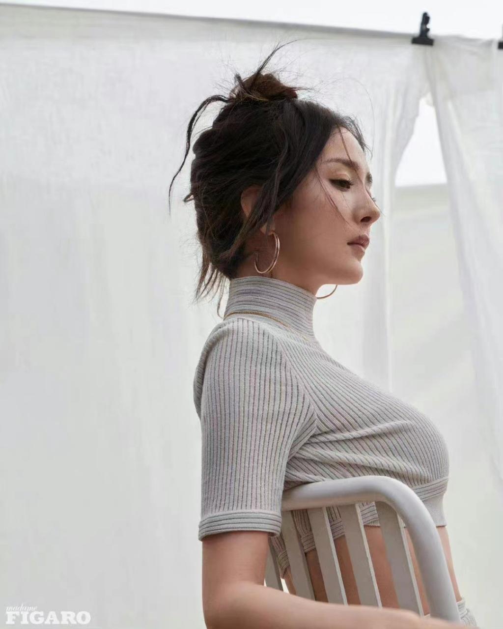 杨幂新大片身材秀得真过瘾！超短针织衫勒出S曲线，雀斑妆好惊艳