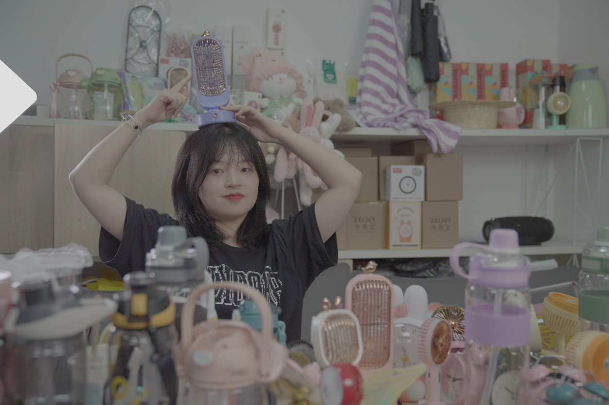 00后中国女孩在TikTok直播带货：海外“李佳琦”不容易，也为流量焦虑