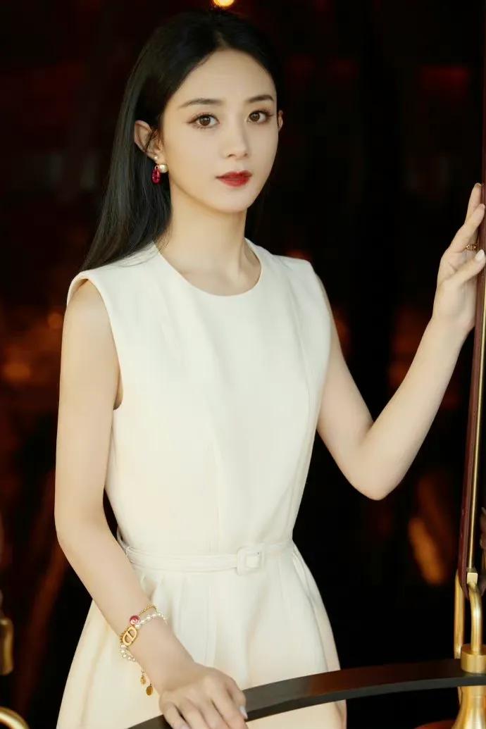 赵丽颖光影质感大片，一袭白色短裙优雅大气