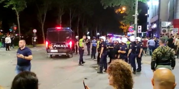 罗体:约200名费耶诺德球迷和警方冲突,欧会杯决赛安全形势堪忧