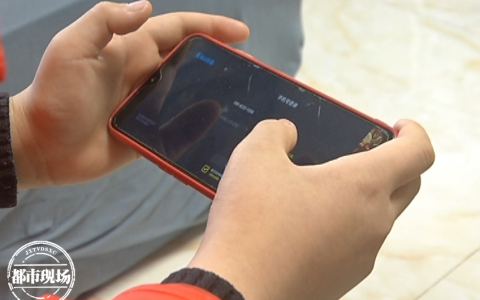 南昌:玩游戏充了21万!10岁孩子干的,家人很崩溃，江西11岁男孩游戏充钱