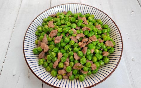 江西人家的年夜饭，三个素菜营养够，但是网友说一口也吃不下。